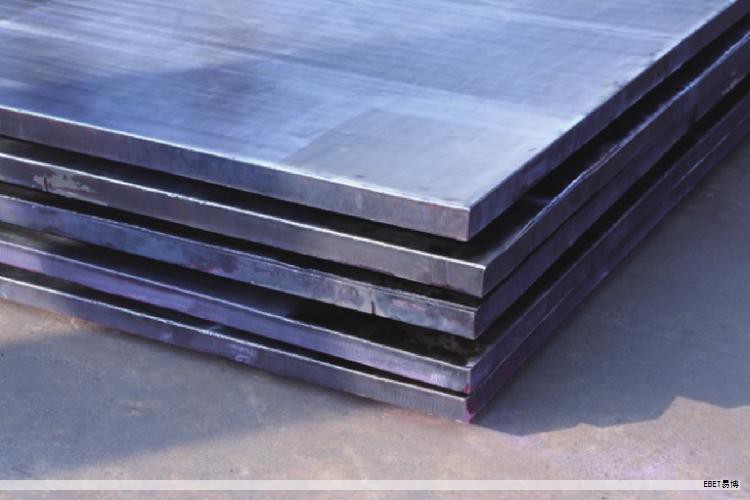 一种钛锌塑铝复合板，采取多层结构，通过高强