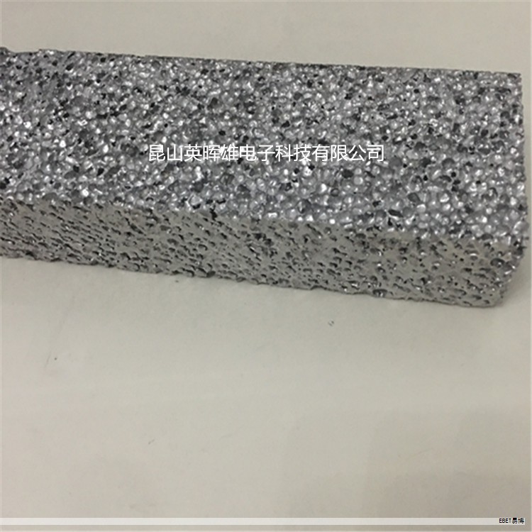 蜂窝大板吊顶在近年受到关注，与传统吊顶相比