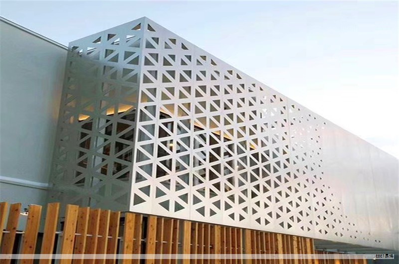 蜂窝板是一种将不锈钢或其他面板与金属底板通过中间的蜂窝状芯材牢固粘结而成的复合板材,属于蜂窝夹层结构。通过芯材的轻量化设计,既保证了高强度和优秀抗压性,又实现了重量减轻,具有显著的轻量化优势。 蜂窝板是一种将不锈钢或其他面板与金属底板通过中间的蜂窝状芯材牢固粘结而成的复合板材,属于蜂窝夹层结构。通过芯材的轻量化设计,既保证了高强度和优秀抗压性,又实现了重量减轻,具有显著的轻量化优势。