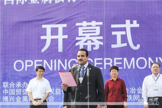 铝单板与铝板在建筑装饰领域各自扮演不同角色,二者在概念、工艺、规格、用途和价格等方面存在明显差异。铝单板以其卓越的塑形性和表面处理能力,在室内外幕墙装饰中广受青睐,具备重量轻、刚性强、耐候耐腐、表面涂层色彩丰富、易安装与维护等综合优势,适合做平面、弧面、球面等多种复杂造型,且具备良好环保与防火性能,并具备较强抗震与抗风能力。 铝单板与铝板在建筑装饰领域各自扮演不同角色,二者在概念、工艺、规格、用途和价格等方面存在明显差异。铝单板以其卓越的塑形性和表面处理能力,在室内外幕墙装饰中广受青睐,具备重量轻、刚性强、耐候耐腐、表面涂层色彩丰富、易安装与维护等综合优势,适合做平面、弧面、球面等多种复杂造型,且具备良好环保与防火性能,并具备较强抗震与抗风能力。