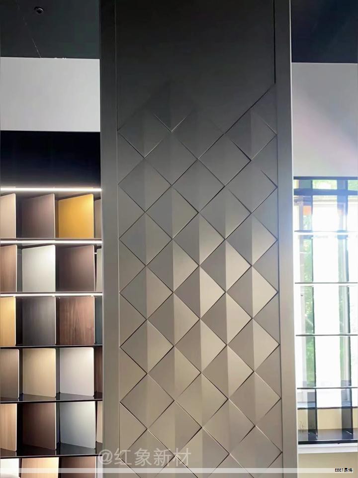 随着现代建筑设计的持续发展,冲孔铝单板以其独特外观和实用性逐渐成为建筑装饰材料的热门选择。本文聚焦其特征与应用,并分析在建筑领域的价值与潜力。 随着现代建筑设计的持续发展,冲孔铝单板以其独特外观和实用性逐渐成为建筑装饰材料的热门选择。本文聚焦其特征与应用,并分析在建筑领域的价值与潜力。