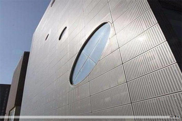 实木复合板是一种通过将不同树种的板材横向交错层压而成的新型木质板材。它由多层木材交错压制组合,因而具有良好的平整性与稳定性,同时保留天然木质肌理,安装便捷,具备防腐防潮等多项优点。多层结构在一定程度上缓解了实木地板在潮湿环境中的膨胀与缩短问题,兼具木地板的自然质感与工程板的稳定性,因此广泛应用于住宅地面。实木复合板可分为多层实木复合板和三层实木复合板两大类,适用于普通居室如卧室、书房和客厅等场景。以地平线实木复合板为例,其设计将地板分成多层木材层,表层通常使用指定木材,下层选用硬度较高的木材以提升整体强度与耐久性。常见做法是顶层为所选木材的表层,底部及中间层使用硬度更高的其他木材(如松木、柳木等)来增强稳定性。实木复合板同样适合地热采暖地面,因为多层结构具有良好的膨胀缓冲效果。三层复合板通常只有三层结构,顶层为表层木材,底部多为其他材质。 实木复合板是一种通过将不同树种的板材横向交错层压而成的新型木质板材。它由多层木材交错压制组合,因而具有良好的平整性与稳定性,同时保留天然木质肌理,安装便捷,具备防腐防潮等多项优点。多层结构在一定程度上缓解了实木地板在潮湿环境中的膨胀与缩短问题,兼具木地板的自然质感与工程板的稳定性,因此广泛应用于住宅地面。实木复合板可分为多层实木复合板和三层实木复合板两大类,适用于普通居室如卧室、书房和客厅等场景。以地平线实木复合板为例,其设计将地板分成多层木材层,表层通常使用指定木材,下层选用硬度较高的木材以提升整体强度与耐久性。常见做法是顶层为所选木材的表层,底部及中间层使用硬度更高的其他木材(如松木、柳木等)来增强稳定性。实木复合板同样适合地热采暖地面,因为多层结构具有良好的膨胀缓冲效果。三层复合板通常只有三层结构,顶层为表层木材,底部多为其他材质。