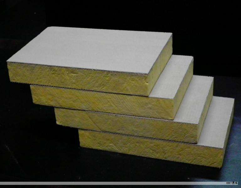 本实用新型公开了一种用于装饰建材领域的钛锌复合板。该复合板自上而下依次为钛锌面板、塑料芯板和铝合金底板,通过矩阵分布的凸台、通孔及盲孔等结构实现层间的机械互啮和高强粘结,从而抑制钛锌面板与塑料芯板、塑料芯板与铝合金底板之间的分层,提升抗冲击性能。 本实用新型公开了一种用于装饰建材领域的钛锌复合板。该复合板自上而下依次为钛锌面板、塑料芯板和铝合金底板,通过矩阵分布的凸台、通孔及盲孔等结构实现层间的机械互啮和高强粘结,从而抑制钛锌面板与塑料芯板、塑料芯板与铝合金底板之间的分层,提升抗冲击性能。