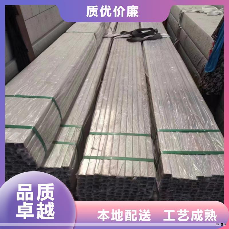 单面铜铝复合过度板是一种外层为铜、内芯为铝的复合导电材料，广泛应用于电控配电设备，作为大电流载流导体，具备与铜排同等加工性与使用便捷性，且在部分场景更具优势。其核心原理来自交流中的趋肤效应：电流在导体表层集中分布，芯部铜的作用相对削弱。因此，将铜排的芯部改为铝，并通过一系列工艺实现铜铝复合导电材料的高强度结合。