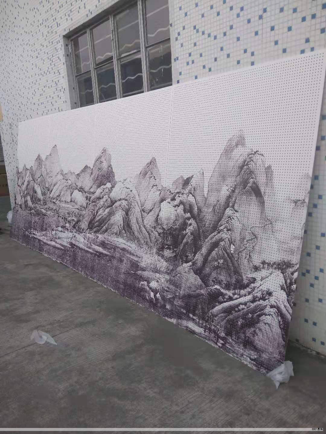 Cu/Al镀层板在航空航天、电力、冶金化工及建筑装饰等领域广泛应用。研究聚焦H+在酸性环境,尤其是酸雨条件下对Cu/Al镀层板腐蚀行为的影响与机理。腐蚀过程由化学腐蚀与电化学腐蚀共同主导,且受酸液pH值及阴离子种类的制约。实验发现,随着pH从酸性增至较高值,腐蚀电流密度从约0.51 μA cm−2下降到约0.02 μA cm−2;同時,Rct(极化阻抗)由约6.5×10^3 Ω cm^2增至约1.3×10^4 Ω cm^2,表明腐蚀速率随pH升高而减缓。此外,化学腐蚀过程中铜离子大量被置换并在表面生成铜颗粒。这些铜颗粒作为阴极覆盖在铝层之上,与铝(阳极)之间形成大量微观电偶,进一步加速铝的腐蚀进程并推动整体腐蚀速度的提升。阴离子类型对腐蚀行为也有一定影响,在具体介质条件下需进一步分析。 Cu/Al镀层板在航空航天、电力、冶金化工及建筑装饰等领域广泛应用。研究聚焦H+在酸性环境,尤其是酸雨条件下对Cu/Al镀层板腐蚀行为的影响与机理。腐蚀过程由化学腐蚀与电化学腐蚀共同主导,且受酸液pH值及阴离子种类的制约。实验发现,随着pH从酸性增至较高值,腐蚀电流密度从约0.51 μA cm−2下降到约0.02 μA cm−2;同時,Rct(极化阻抗)由约6.5×10^3 Ω cm^2增至约1.3×10^4 Ω cm^2,表明腐蚀速率随pH升高而减缓。此外,化学腐蚀过程中铜离子大量被置换并在表面生成铜颗粒。这些铜颗粒作为阴极覆盖在铝层之上,与铝(阳极)之间形成大量微观电偶,进一步加速铝的腐蚀进程并推动整体腐蚀速度的提升。阴离子类型对腐蚀行为也有一定影响,在具体介质条件下需进一步分析。