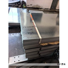 在对真空热轧制备的不锈钢夹层板进行系统研究时,分别以1100°C、1200°C和1300°C的轧制温度制备三组样品,命名为S1、S2、S3。随着轧制温度的升高,渗碳层厚度和晶粒尺寸逐步增大。当结合温度达到1300°C时,伴随充分的合金元素扩散、回火与再结晶,三组样品中界面剪切强度达到最高,而纵向拉伸强度降至三组中最低。另一方面,拉伸延展性随轧制温度的提高而增强,这归因于界面结合强度的提升。 在对真空热轧制备的不锈钢夹层板进行系统研究时,分别以1100°C、1200°C和1300°C的轧制温度制备三组样品,命名为S1、S2、S3。随着轧制温度的升高,渗碳层厚度和晶粒尺寸逐步增大。当结合温度达到1300°C时,伴随充分的合金元素扩散、回火与再结晶,三组样品中界面剪切强度达到最高,而纵向拉伸强度降至三组中最低。另一方面,拉伸延展性随轧制温度的提高而增强,这归因于界面结合强度的提升。