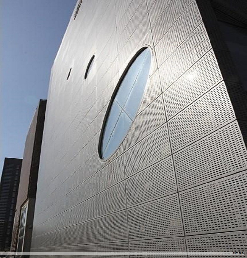 随着石膏板、铝扣板逐渐退出吊顶主力材料的舞台,蜂窝大板等新型墙顶材料逐步走热,行业也随之展开关于厚度、规格的标准之争。主流厚度到底应该定在多少才算符合未来趋势?在2021年初,一家品牌宣布9毫米厚的蜂窝大板正式上市,并以“更厚、更密、更大”为卖点,旨在为吊顶材料树立新的行业基准。 随着石膏板、铝扣板逐渐退出吊顶主力材料的舞台,蜂窝大板等新型墙顶材料逐步走热,行业也随之展开关于厚度、规格的标准之争。主流厚度到底应该定在多少才算符合未来趋势?在2021年初,一家品牌宣布9毫米厚的蜂窝大板正式上市,并以“更厚、更密、更大”为卖点,旨在为吊顶材料树立新的行业基准。