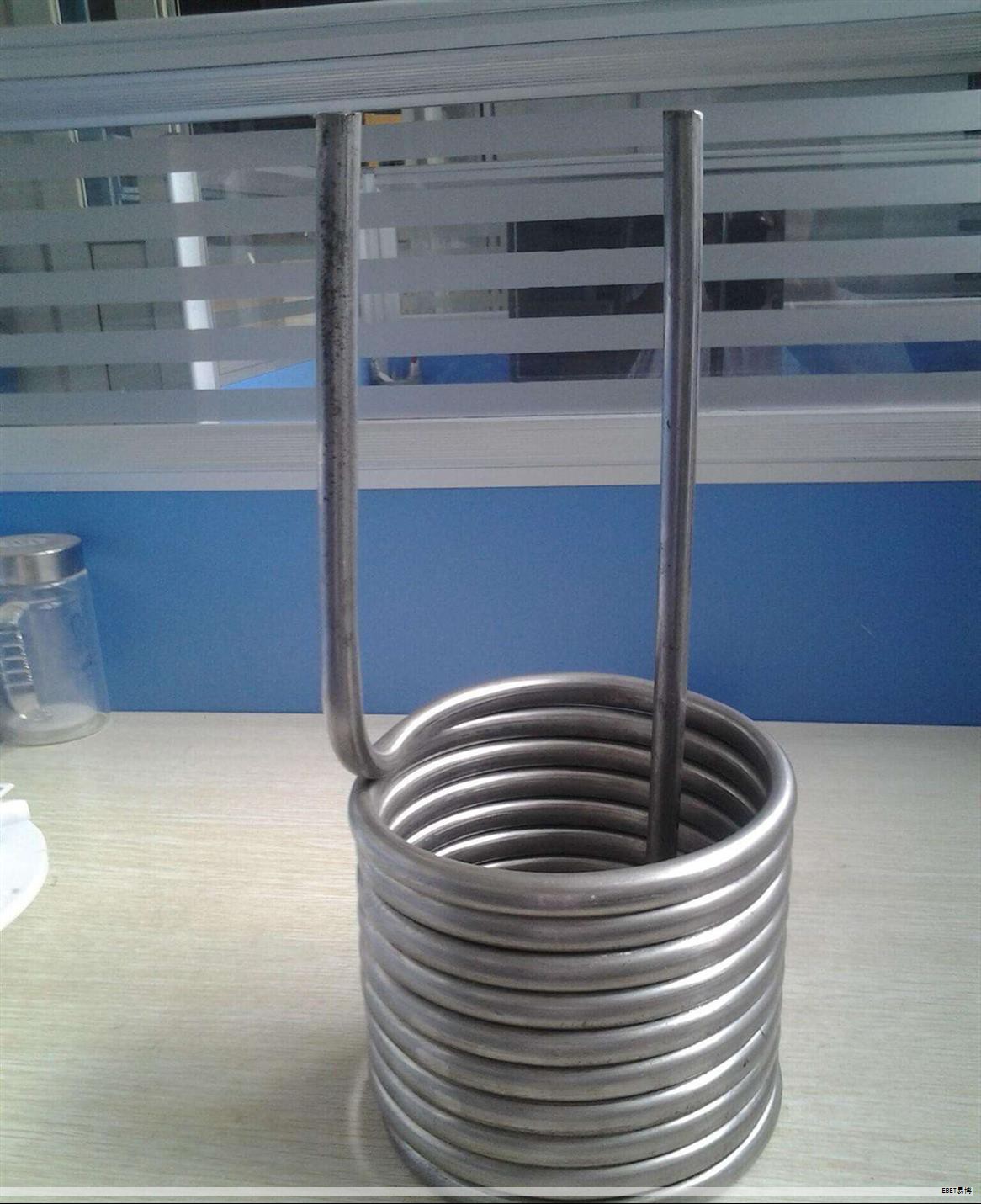 宝丽雅防火A2级铝塑板是一种三明治结构的复合材料，将两层铝皮通过高分子粘结膜粘合到不燃矿物芯材上。矿物芯材的阻燃成分占比超过90%，达到目前可达到的最高不燃等级A2。与普通铝塑板相比，A2防火板仍保留了广泛的使用性能，如多种颜色与表面处理、同厚度下更轻、易加工与安装、面板平整度佳。