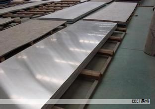 在400°C条件下,通过 Corrugated-flat rolling(CFR)工艺制备 Mg/Al 复合板,获得形状优良且界面呈波状的结构。通过 EBSD 分析与拉伸-剪切试验,对波状界面的特征及其强化机理进行研究。第二道平滚后,两道工序之间的热处理形成的界面金属间化合物(IMCs)层在断裂处破裂,导致在断裂的 IMCs 间出现新的结合界面。间歇分布的 IMCs 对 Mg/Al 界面起到“钉扎”作用,并与新形成的结合界面协同约束,从而提升 Mg 与 Al 之间的协同变形能力与界面结合强度。波谷处的界面拉伸-剪切强度为 33.97 MPa,显著高于波峰处的 24.17 MPa。第二道平轧过程中施加的显著压应力提高了平板的应力均匀性并细化晶粒,进而提升了拉伸性能。该平板的极限抗拉强度为 255.77 MPa,断裂伸长率为 5.72%。 在400°C条件下,通过 Corrugated-flat rolling(CFR)工艺制备 Mg/Al 复合板,获得形状优良且界面呈波状的结构。通过 EBSD 分析与拉伸-剪切试验,对波状界面的特征及其强化机理进行研究。第二道平滚后,两道工序之间的热处理形成的界面金属间化合物(IMCs)层在断裂处破裂,导致在断裂的 IMCs 间出现新的结合界面。间歇分布的 IMCs 对 Mg/Al 界面起到“钉扎”作用,并与新形成的结合界面协同约束,从而提升 Mg 与 Al 之间的协同变形能力与界面结合强度。波谷处的界面拉伸-剪切强度为 33.97 MPa,显著高于波峰处的 24.17 MPa。第二道平轧过程中施加的显著压应力提高了平板的应力均匀性并细化晶粒,进而提升了拉伸性能。该平板的极限抗拉强度为 255.77 MPa,断裂伸长率为 5.72%。