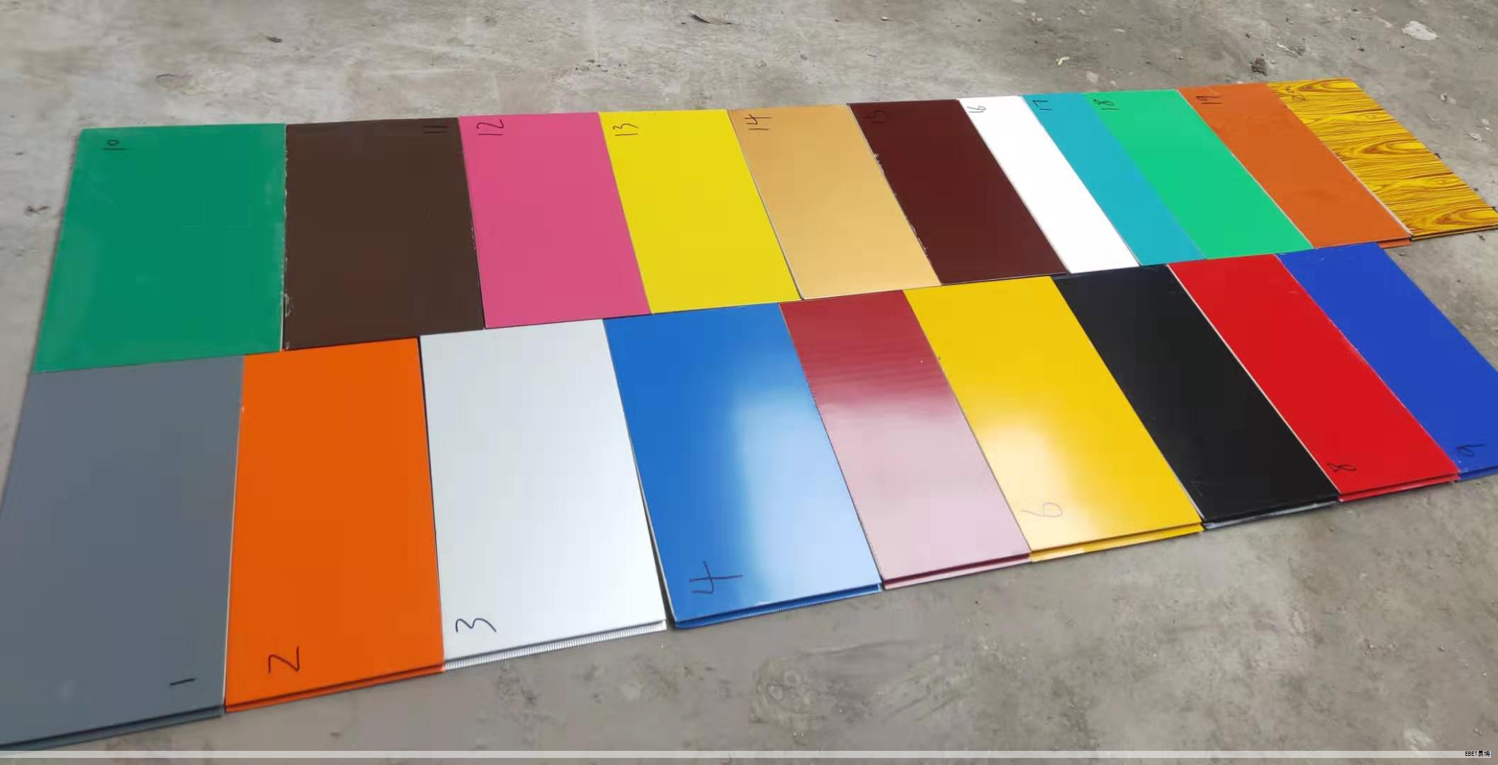 不锈钢复合板的加工工艺以两大类为主:固液相结合法和固相间结合法。固相间结合法包含爆炸焊接及其坯轧后处理等工艺。由于爆炸焊接形成的结合面呈现波形,与直接通过轧制实现的复合界面存在差异,因此界面形貌成为衡量焊接质量的重要标志。长期观察与测试表明,爆炸复合的界面通常有三种主要形式:金属直接结合、界面呈波状、以及形成均匀连续的熔化层。 不锈钢复合板的加工工艺以两大类为主:固液相结合法和固相间结合法。固相间结合法包含爆炸焊接及其坯轧后处理等工艺。由于爆炸焊接形成的结合面呈现波形,与直接通过轧制实现的复合界面存在差异,因此界面形貌成为衡量焊接质量的重要标志。长期观察与测试表明,爆炸复合的界面通常有三种主要形式:金属直接结合、界面呈波状、以及形成均匀连续的熔化层。