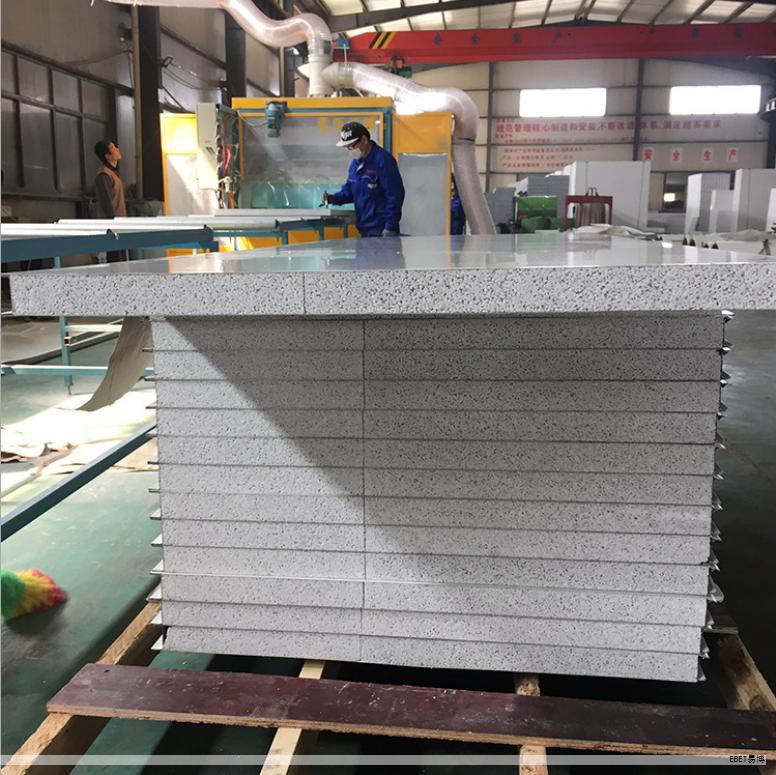 福建成型覆膜金属复合板正在成为建筑装饰领域的热门材料之一。它集合金属基材的强度与覆膜层的丰富色彩与纹理,表面色彩多样、层次感突出,仿佛为墙面铺上一幅充满动感的画布,赋予空间现代而生动的气质。覆膜层通过高强度粘合与耐候涂层与金属基体形成一体,具备出色的抗腐蚀性和耐久性,能够抵御湿润、风吹日晒等自然环境的考验,长期保持色彩与亮度。 福建成型覆膜金属复合板正在成为建筑装饰领域的热门材料之一。它集合金属基材的强度与覆膜层的丰富色彩与纹理,表面色彩多样、层次感突出,仿佛为墙面铺上一幅充满动感的画布,赋予空间现代而生动的气质。覆膜层通过高强度粘合与耐候涂层与金属基体形成一体,具备出色的抗腐蚀性和耐久性,能够抵御湿润、风吹日晒等自然环境的考验,长期保持色彩与亮度。