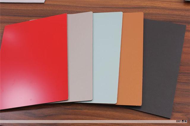 铝单板与铝板在外观、特性与应用领域存在明显差异。以下从三方面进行对比,并给出选用要点,帮助在实际项目中作出更合适的选择。 铝单板与铝板在外观、特性与应用领域存在明显差异。以下从三方面进行对比,并给出选用要点,帮助在实际项目中作出更合适的选择。