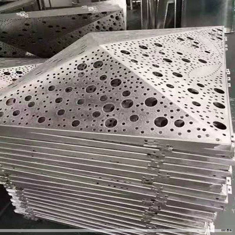 镀锌钢甲板是用于地板、屋顶、桥梁、楼梯等场景的高强耐用解决方案。产品以镀锌钢板为基材，具备坚固、耐腐蚀、重量较轻、安装便捷等优点，并支持定制涂漆饰面以满足不同视觉与防护需求。