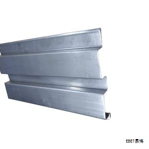 铝木复合板是一种由铝材和木材经胶合等工艺组装而成的复合型板材，兼具铝材的耐候性与木材的装饰性，适用于多种室内外领域。