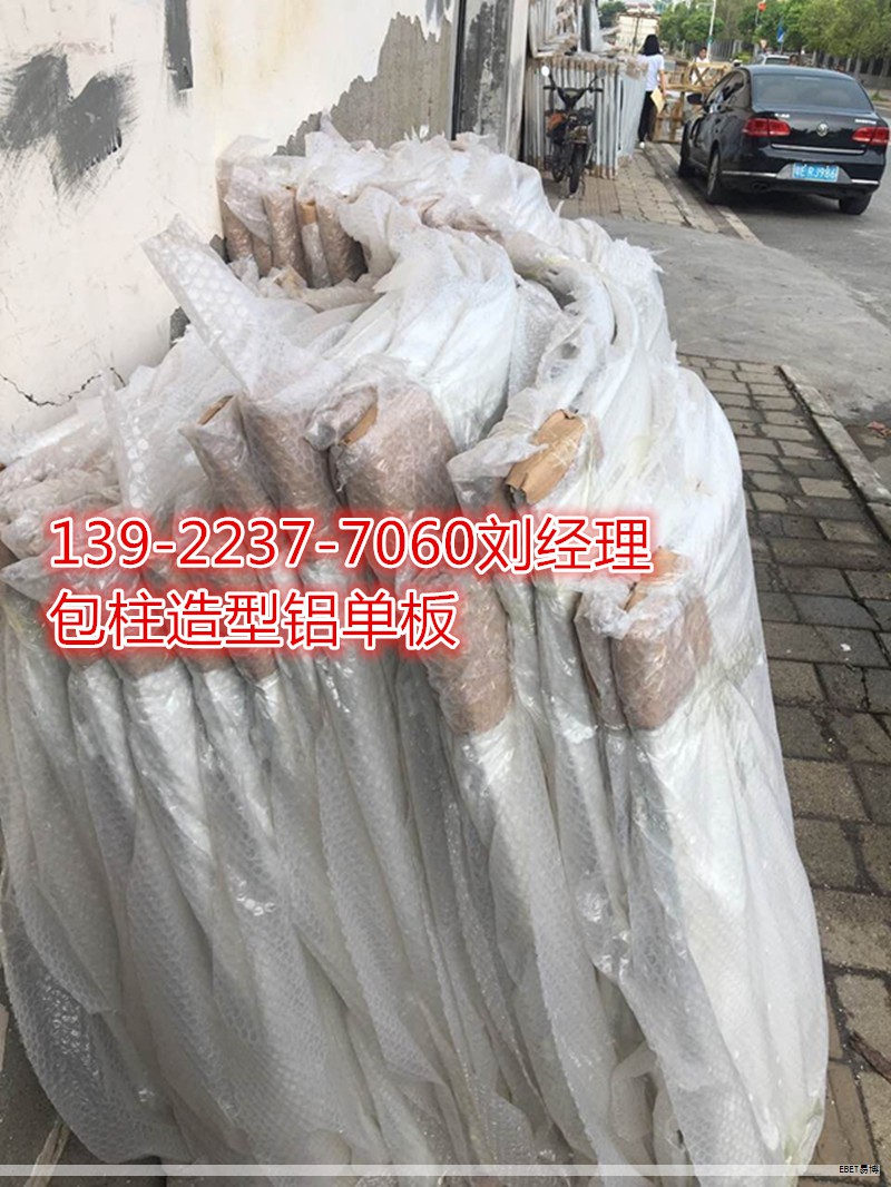 双曲铝蜂窝板在建筑领域备受青睐，凭借独特的