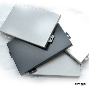 设计师在材料选择上不断探索，以提升功能性、降低成本与环境影响，同时追求更具视觉冲击力的建筑空间与配件。石材蜂窝铝复合板（石材铝蜂窝板）干挂体系正是对上述需求的综合回应，基于航空工业的蜂窝芯复合技术，形成典型的三明治结构：面材为阳极氧化铝铝板，背板为铝板，中间为铝制蜂窝芯材。该结构兼具高强度、优良平整度与轻量化特征，表面可通过多种阳极氧化处理实现丰富色彩与质感，如镜面、拉丝、喷砂、十字纹、网纹等，与铜、不锈钢等金属材料相比，在功能性与美观性上往往更具优势。