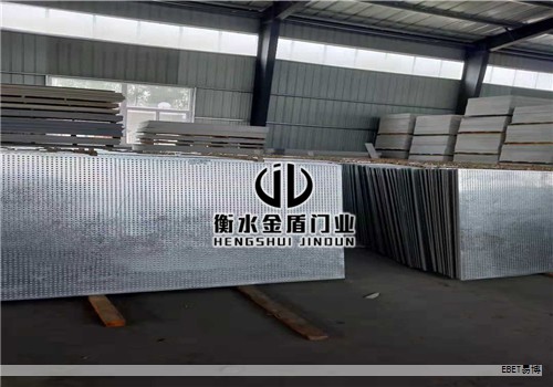 在定制全铝阳台洗衣机柜时，许多消费者容易被材料名称与宣传口号所迷惑，特别是全铝蜂窝板和 SPC 板。它们虽都用于柜体，但在性能、耐用性和成本上存在明显差异。下面给出实用的定制要点，帮助您辨别真伪、避免被低价诱惑。