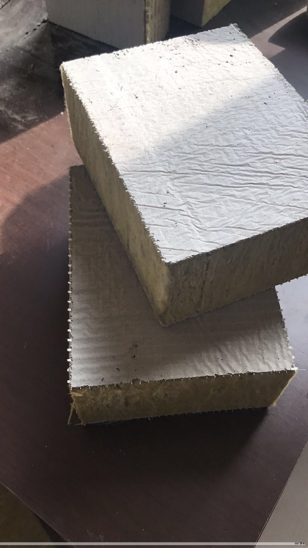 热轧不锈钢复合板是一种通过热轧工艺将不锈钢(如304、316L等)与普通碳钢(如Q235B、Q345R等)结合在一起形成的层状材料。上层不锈钢提供优异耐腐蚀性,下层碳钢提供高强度与成本优势,综合性能适用于复杂工况。 热轧不锈钢复合板是一种通过热轧工艺将不锈钢(如304、316L等)与普通碳钢(如Q235B、Q345R等)结合在一起形成的层状材料。上层不锈钢提供优异耐腐蚀性,下层碳钢提供高强度与成本优势,综合性能适用于复杂工况。