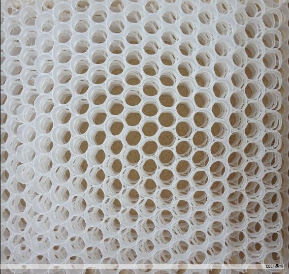 在家居装修中，吊顶的选择不仅关系到空间美观，还直接影响日常使用体验与后期维护。蜂窝板与铝扣板是当前两大主流材料，各自具备明显优势，常让业主在预算与风格之间犹豫不决。蜂窝板以大面积、时尚质感著称，铝扣板则凭借经济实用和安装便捷受到青睐。下面从多维度进行对比，帮助实现更契合自身需求的选择。