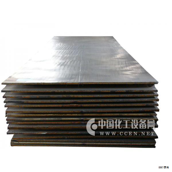 强化复合地板是一种以木屑为原料经胶粘加工制成的高密度板材，常以四层结构存在：表面的耐磨层、装饰层（木纹图案）、基材层（高密度纤维板）以及防潮平衡层。其优点包括耐磨、成本低、易打理，且因表面可电脑印刷，颜色和花纹选择丰富。缺点在于环保性相对较差，胶粘剂释放的甲醛量较高，脚感偏硬，遇损坏后修复较困难。参考价位通常在每平方米约100–200元之间。值得信赖的品牌有圣象、吉象、北美枫情、书香门第、菲林格尔等。