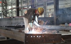 <b>当前国内优秀的彩钢钢构制造企业已从单一的生</b>