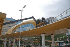 施工人员正在进行遮阳棚铝单板安装、无障碍电