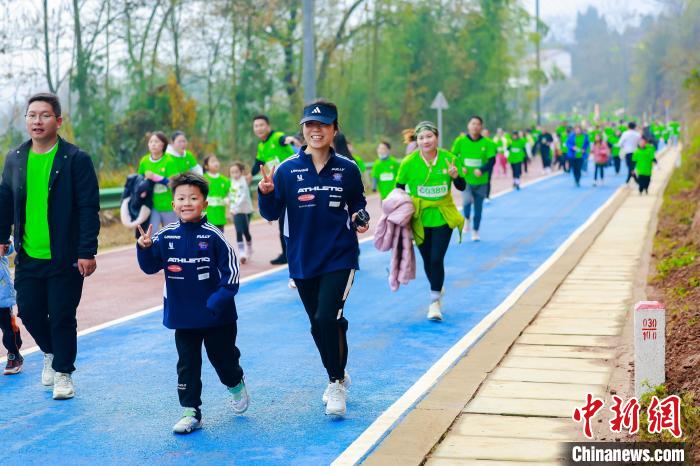 1300余名越野跑者在秦巴山脉畅跑，山水之间尽显
