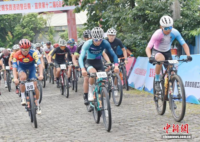 623名全国骑手齐聚云南宜良挑战68道拐盘山公路，