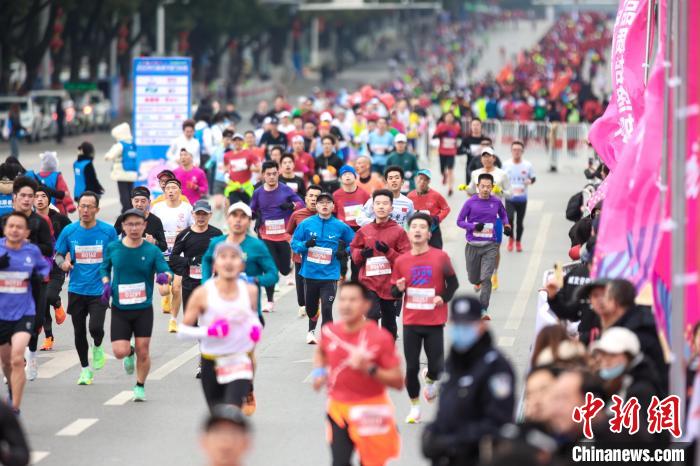 15000名跑者齐聚磁湖 半程马拉松掀起文旅融合新