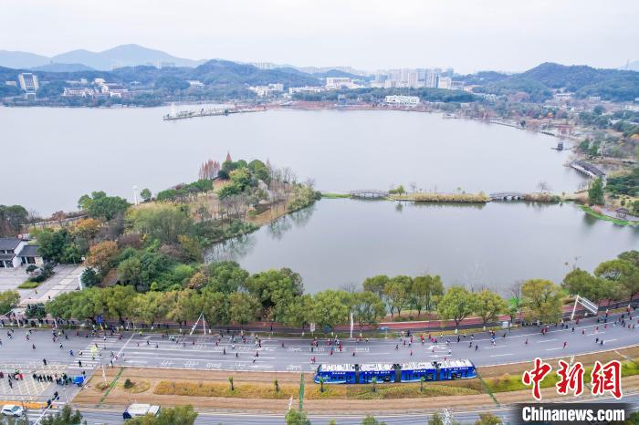 15000名跑者齐聚磁湖 半程马拉松掀起文旅融合新