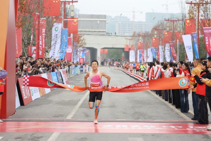 2025广安马拉松赛圆满落幕 王汝琴2小时24分27秒夺