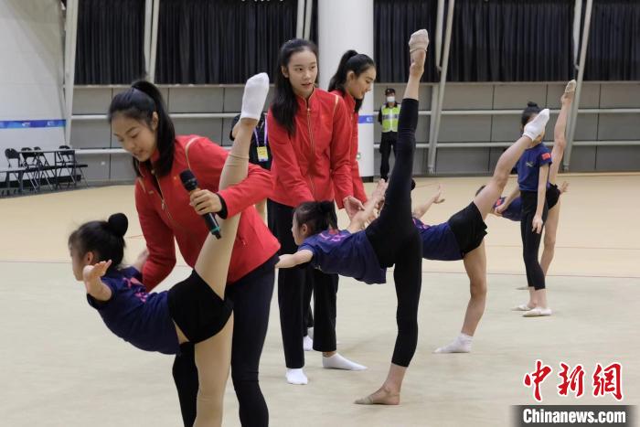 冠军姐姐开课传授技艺 小队员共筑艺术体操冠军