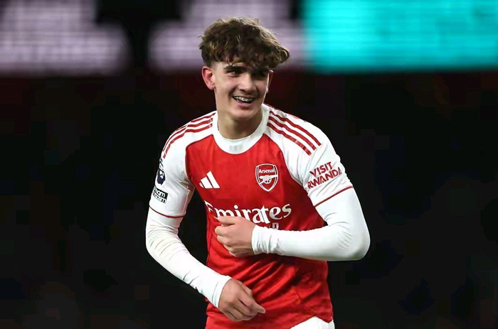 16岁英超神童打破纪录后面临中考挑战