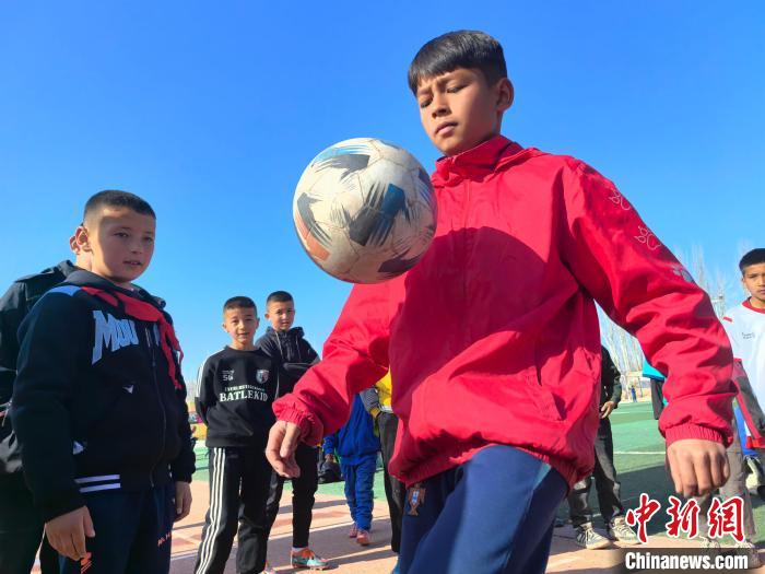 新疆百年足球村举办民间赛事带动文旅消费