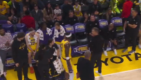 湖人教练与球员爆发激烈冲突 雷迪克闪电换人引