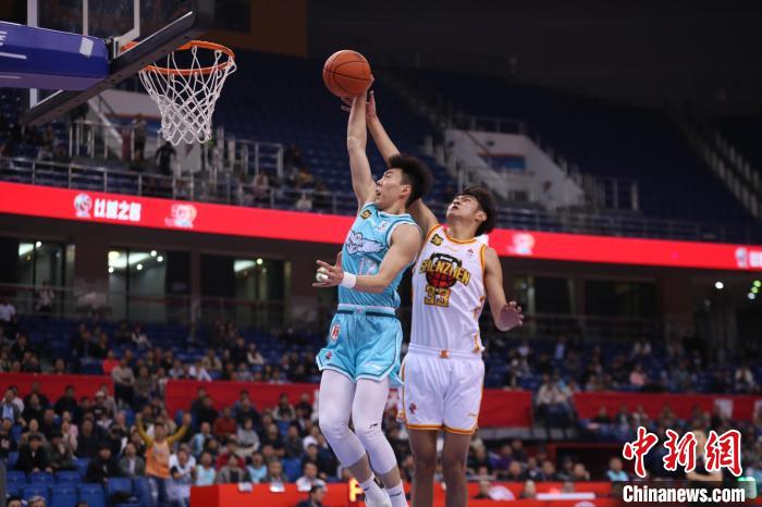 青岛国信制药男篮击退深圳男篮，送对手四连败