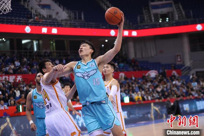 青岛国信制药男篮击退深圳男篮，送对手四连败